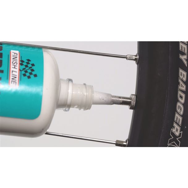 FINISH LINE FiberLink Tubeless Tire Sealant, 8oz/240ml - dávkovač