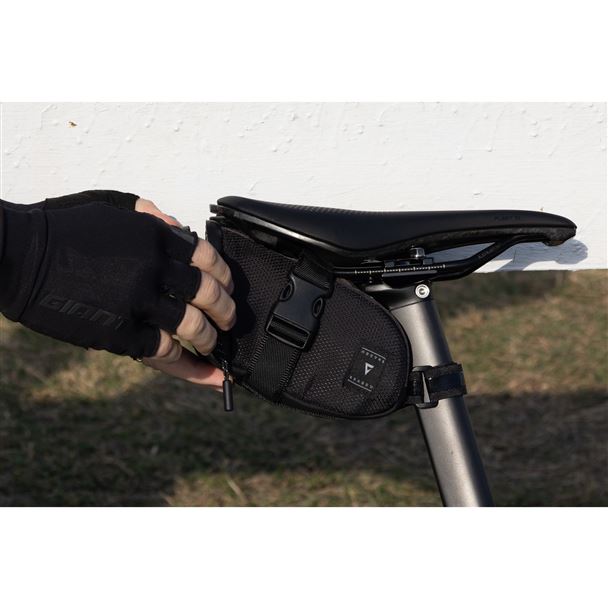 GIANT SHADOW SEAT BAG M BLACK